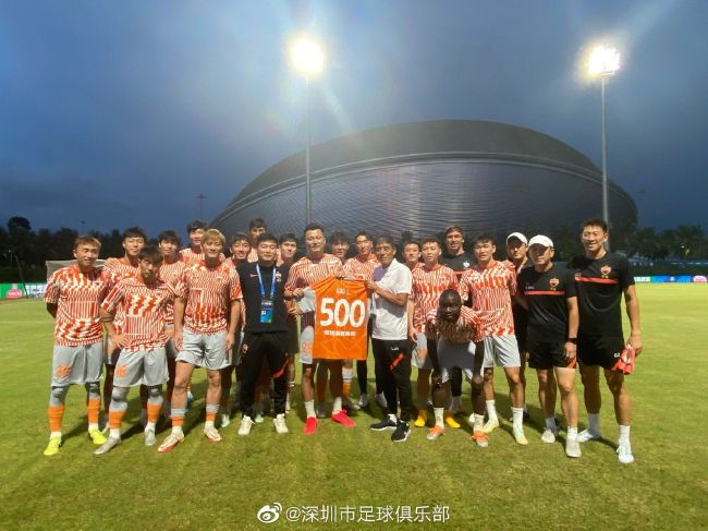 说着，万破军又道：这个詹菲儿既然是从美国启程的，那我估计不是孙家就是费家。